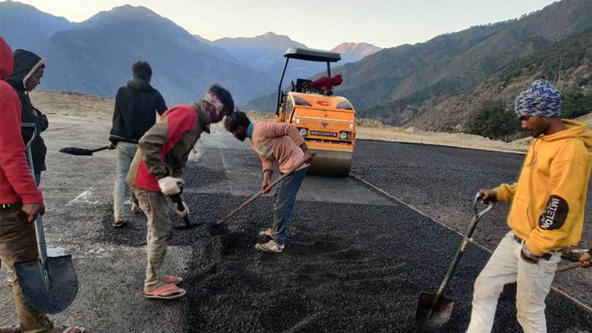 सुनथराली विमानस्थलमा कालोपत्र गरिँदै
